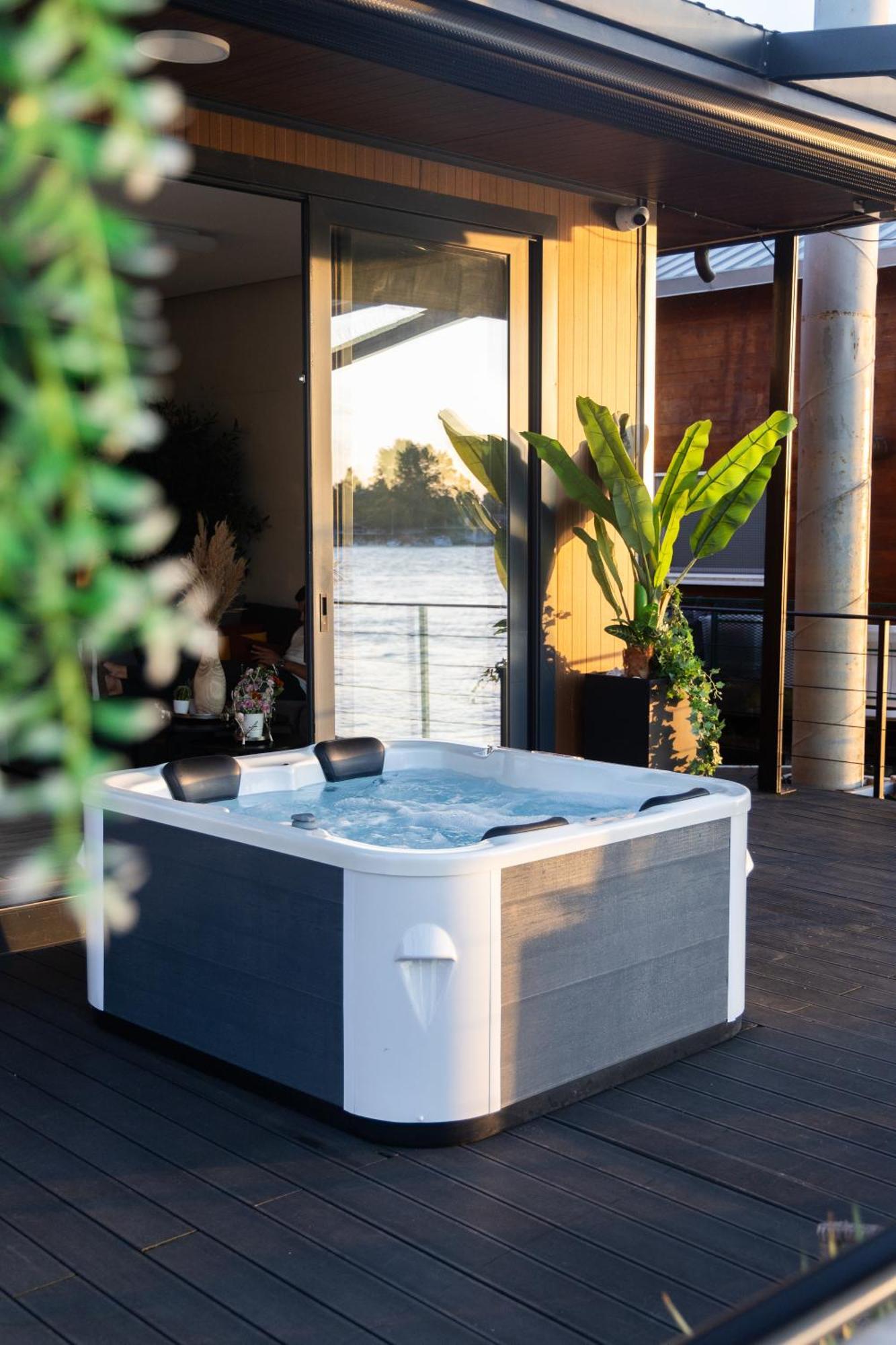 Ada Moment Splav- Kuca Na Reci Beograd- Floating House On Sava River ,Belgrado Exterior foto